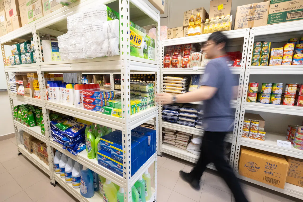 “Kedai”里的物品都由附近居民捐赠，负责每月管理和排货的是住在附近的居民义工。（沈康雄摄）