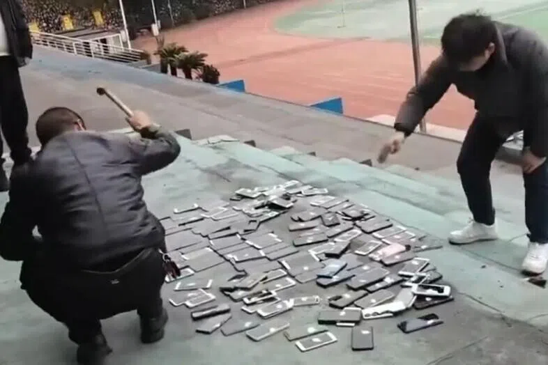 湖南一中学当众砸烂百部学生手机 教育局斥随意损毁个人财产
