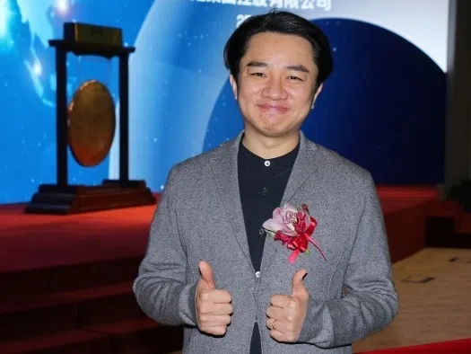王祖蓝（图）直言要向好友郭晋安学习。