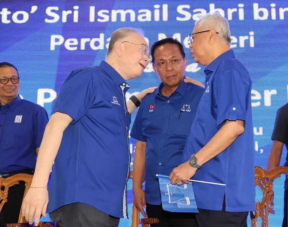 看守首相依斯迈沙比里（右一）身为国阵此次大选的“海报男孩”，在竞选期间一直马不停蹄到全国各地助选。图为依斯迈11月9日在柔佛亚依淡苏丽雅罗斯花园的国阵造势活动与国阵新邦令金区国会议员候选人哈斯尼（右二）以及亚依淡区国会议员候选人魏家祥（右三）亲切互动。左一为柔州议会副议长及巫统实马廊区州议员三苏巴里。（邝启聪摄）