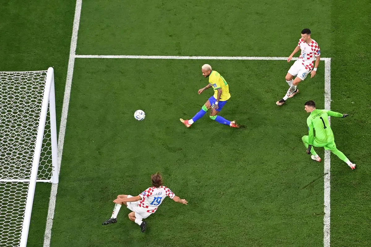 内马尔（黄衣）加时赛上半场的这个进球几乎将巴西带入四强。（法新社）