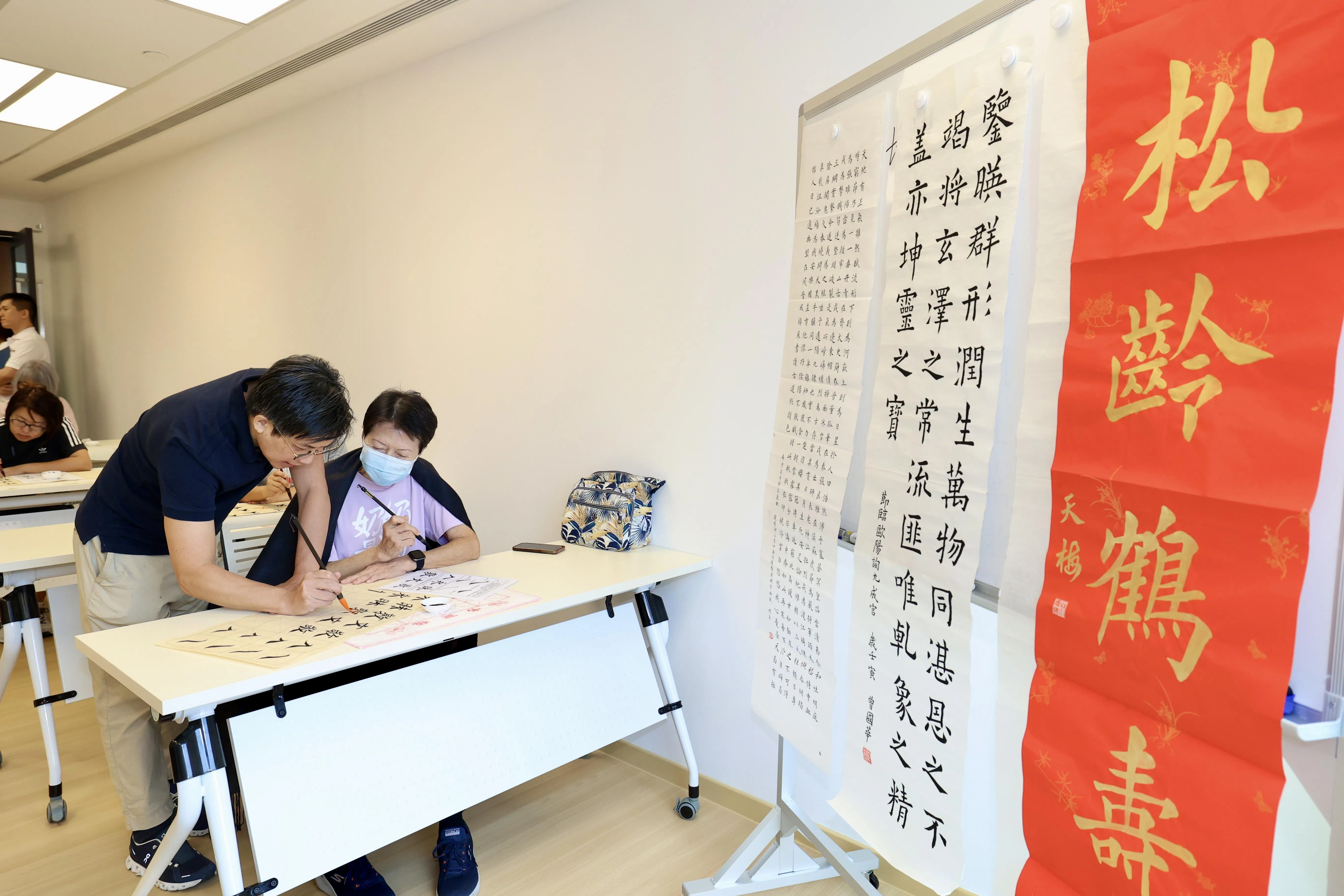 中心也提供许多培训学习课程，例如书法、韩语，甚至是无人机课程，有兴趣的年长者可采用技能创前程培训补助（SkillsFuture Credit）参加课程。（郑一鸣摄）