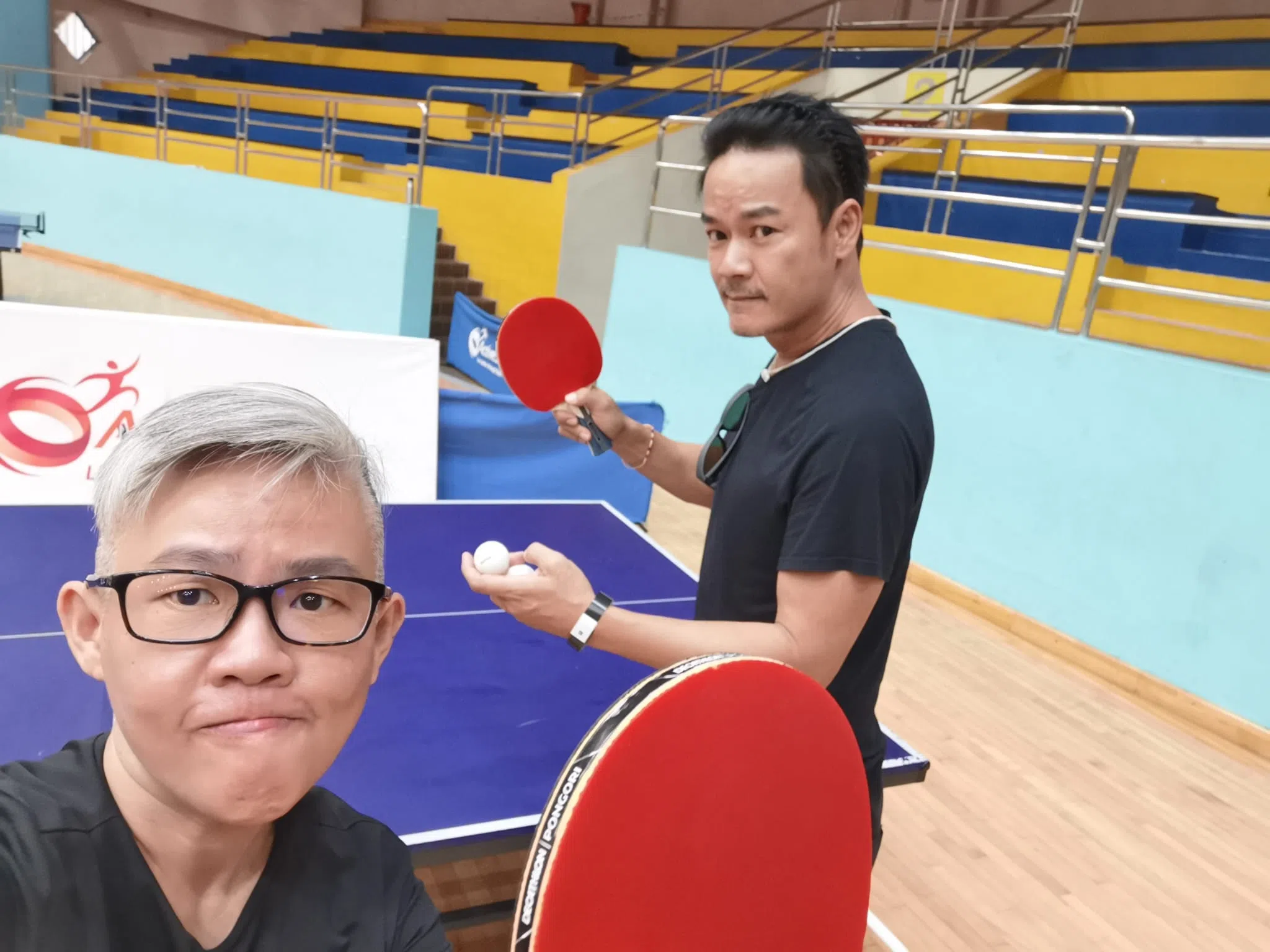 昔日记者和艺人关系较为亲密,甚至可以成为朋友。图为娱乐记者钟雁龄
（左）和艺人王沺裁相约打乒乓。(钟雁龄提供)（钟雁龄提供）