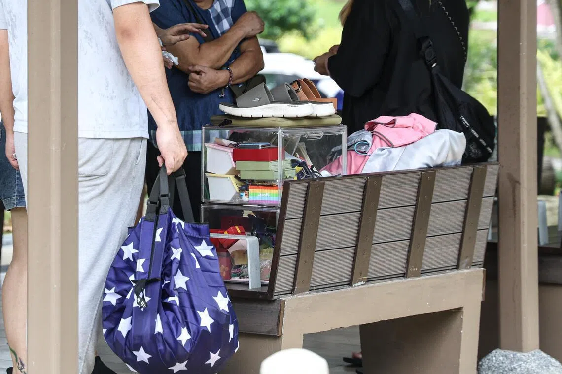 死者的亲友在火患后，从屋内搬走一些个人物品。（关俊威摄）