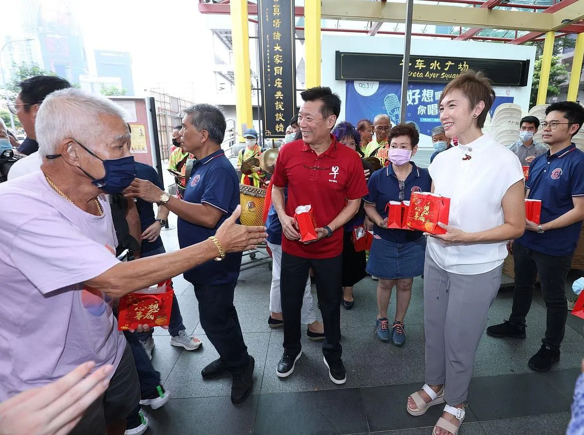 通讯及新闻部长兼内政部第二部长杨莉明（右二）和《联合早报》总编辑吴新迪（右四）在牛车水大厦，与活动参与者互动。（梁麒麟摄）