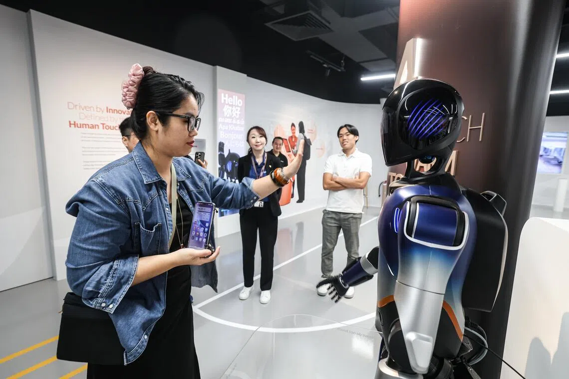 旅客到机场后，若不清楚前往某个地点的路线，可向人形机器人查询。除了导航功能，这类机器人也可提供航班及机场服务信息，为乘客提供即时协助。试验计划日后展开。（关俊威摄）