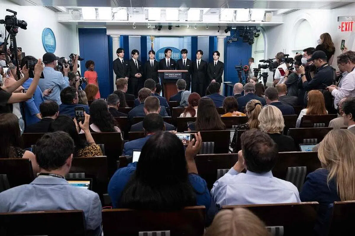 包括韩国、日本及其他国家的100多名记者聚集在白宫新闻办公室里，记者人数为平时的三倍。（法新社）