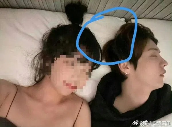 司晓迪（左）称这是她和鹿晗的床照。（互联网）