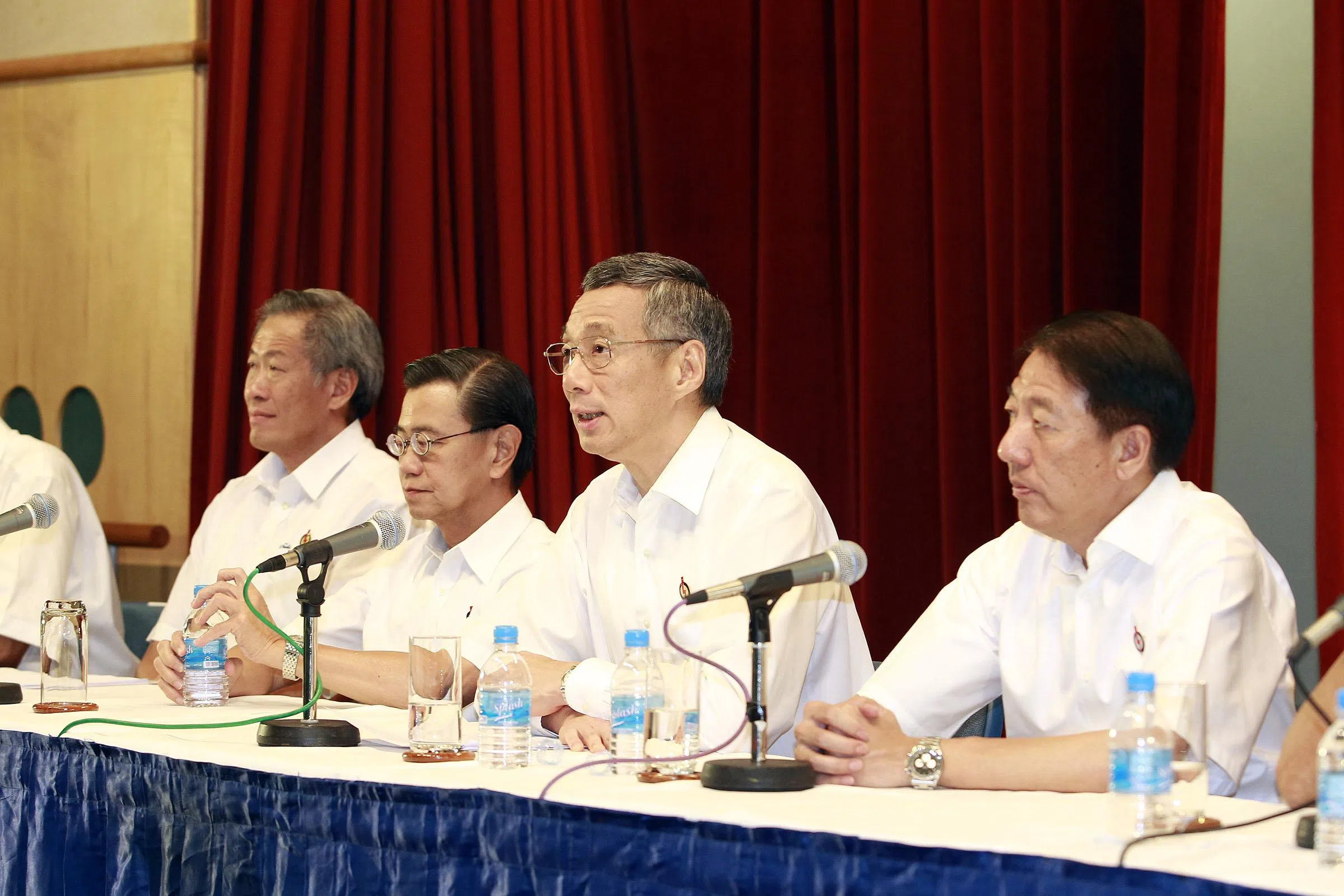 2011年大选结束，5月8日凌晨3时20分，李总理（右二）在财务大厦礼堂召开记者会。出席者包括时任副总理兼国防部长张志贤（右起）、副总理兼国家安全统筹部长黄根成，以及教育部长兼国防部第二部长黄永宏。（档案照片）