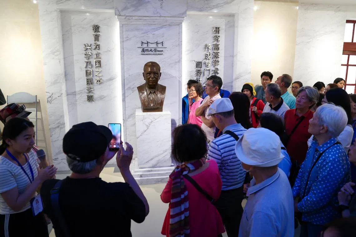 《联合早报》潮汕文史美食之旅的第一团在最后第二天访问厦门大学。（林明顺摄）