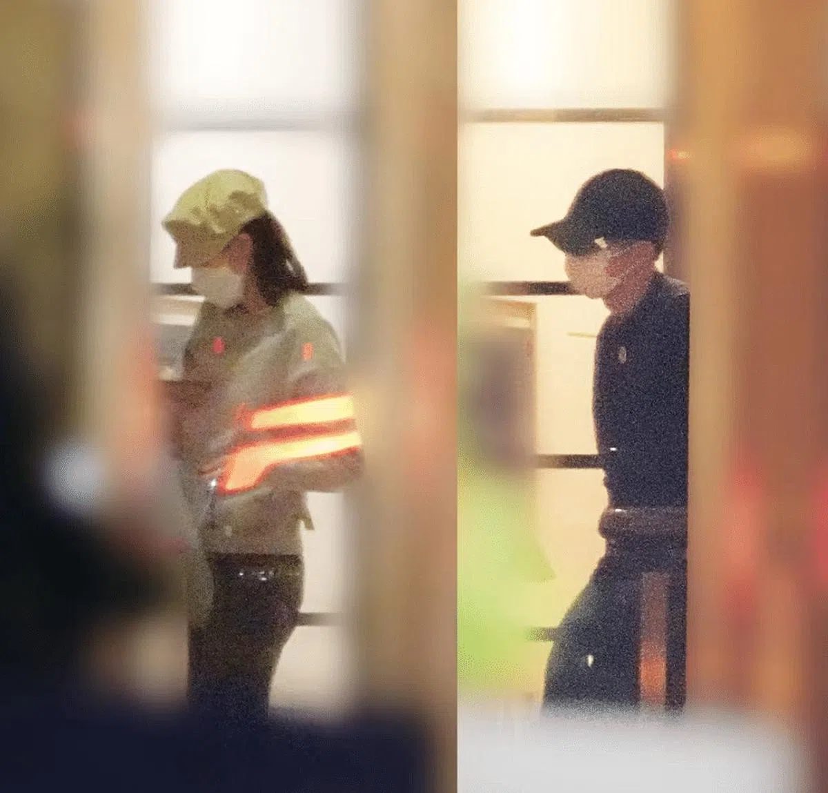 饭丰万理江（左）和高桥一生被拍到低调进入同栋大楼。（图/互联网）