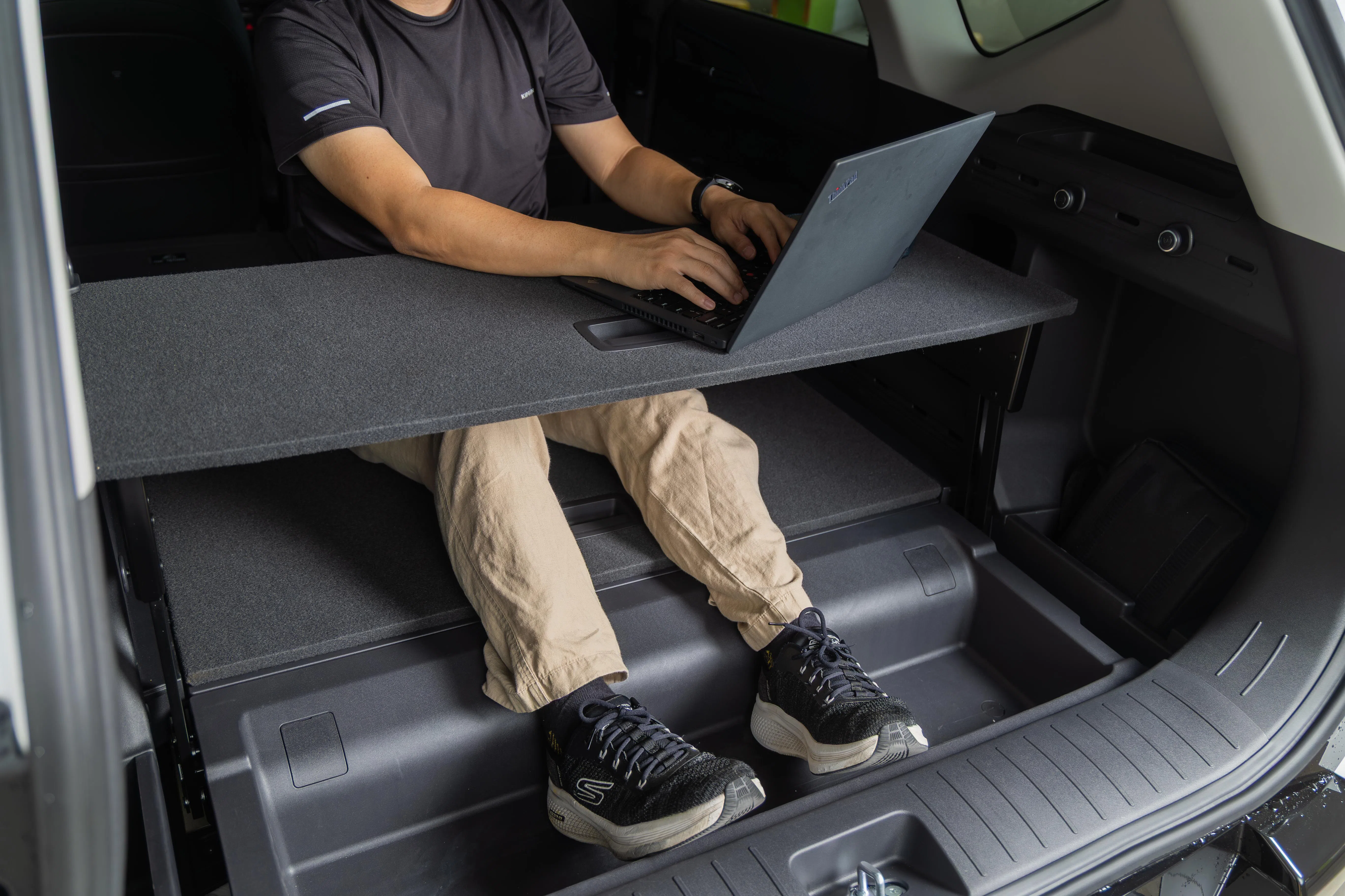 尾厢隔板拉起就能变身为野餐桌，还能放置笔记本电脑。（吴先邦摄）