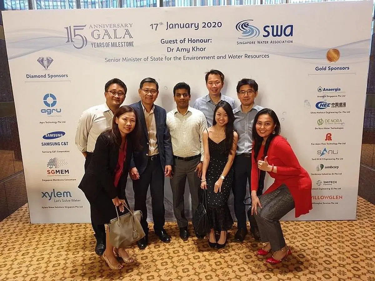 黄燕芬（左一）凭借着努力与专业的工作态度，逐步在以男性为主导的建筑行业中担任高级管理层职位。（图摄于疫情前／受访者提供）　