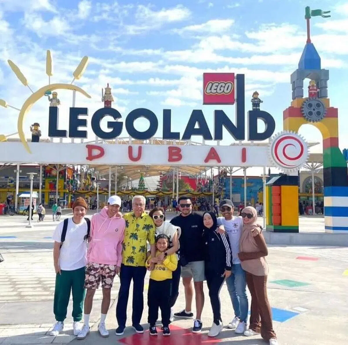 巫统副主席及马国前首相依斯迈沙比里（左三）星期三在脸书发布一张自己与家人在迪拜乐高乐园的合照，并表明自己去年12月22日至今年1月3日都与家人在阿联酋度假。他说，他只有“迪拜行动”，没有“伦敦行动”。（取自依斯迈沙比里脸书）