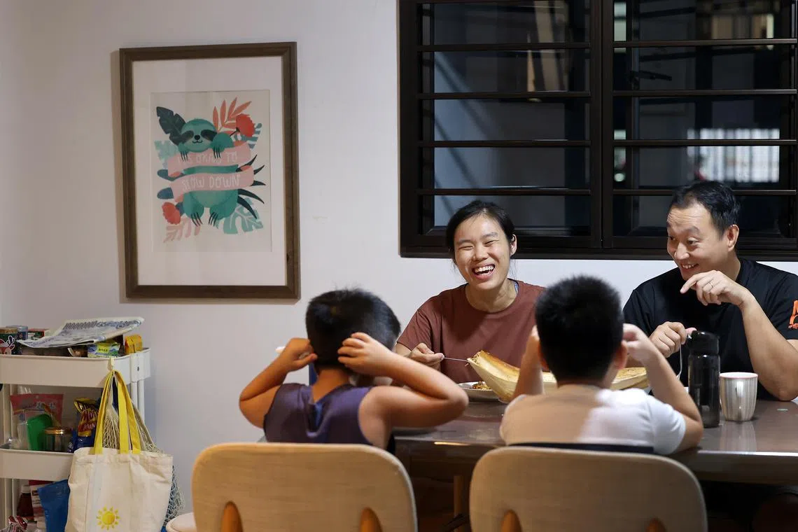 周成兴（后排右）和林智盈从照顾寄养儿的经验中，学会平衡生活和工作。（萧紫薇摄）