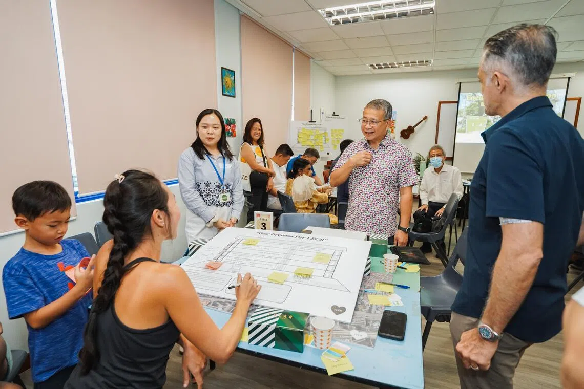 当局将陆续举行小型小组讨论会，收集公众对第1座组屋的记忆、想法和期望。首场讨论会已于星期六举行，律政部长兼内政部第二部长唐振辉也到场参与讨论（右三）。下一场讨论会将在4月25日举行。唐振辉也是负责如切区基层事务的东海岸集选区议员。（人民协会提供）