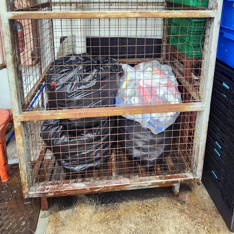 过去15年来，琼荣记海鲜会把收集起来的瓶罐放在一起，每两三个星期卖给收集旧货的“加龙古尼”。（琼荣记海鲜提供）