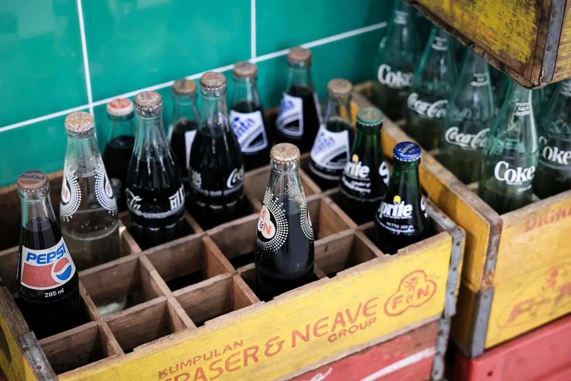 早期的玻璃材质汽水瓶。（《海峡时报》照片）