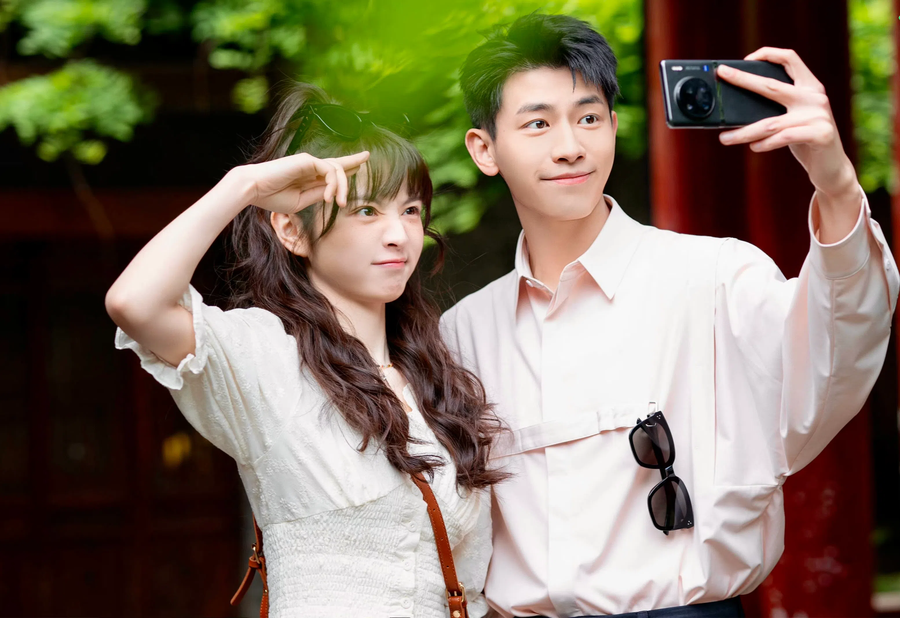 田曦薇饰演的何知南（左）背着男友，与高颜值高学历的瞿一芃（辛云来饰）在一起。（互联网）