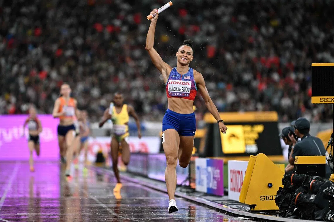 代表美国队跑女子4x400米接力最后一棒的悉妮·麦克劳克林跑出47秒82，为团队锁定冠军。（法新社）