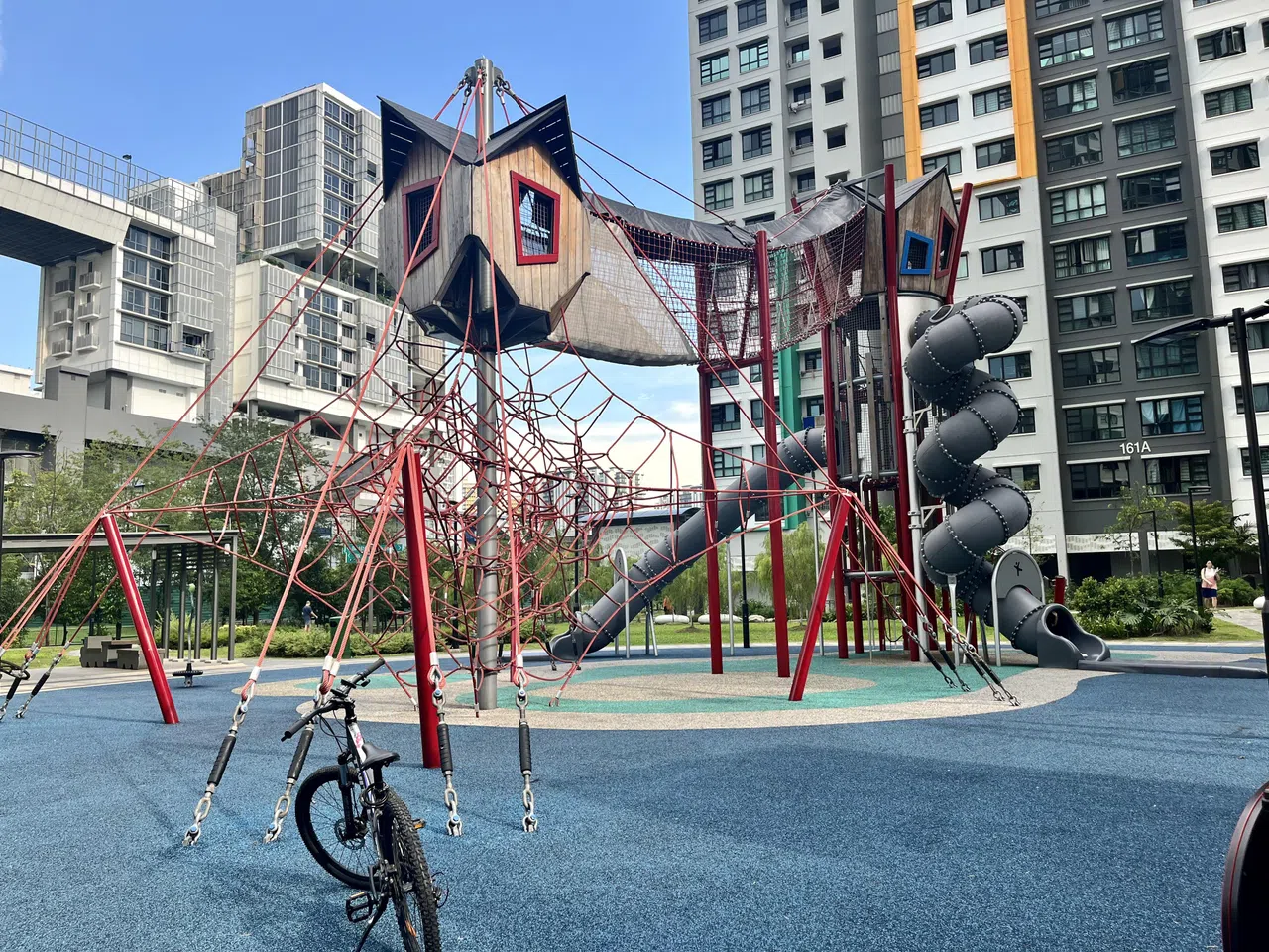 德惠巷新游乐场，高度非一般的吊桥和滑梯，让大朋友也跃跃欲试。（陈映蓁摄）