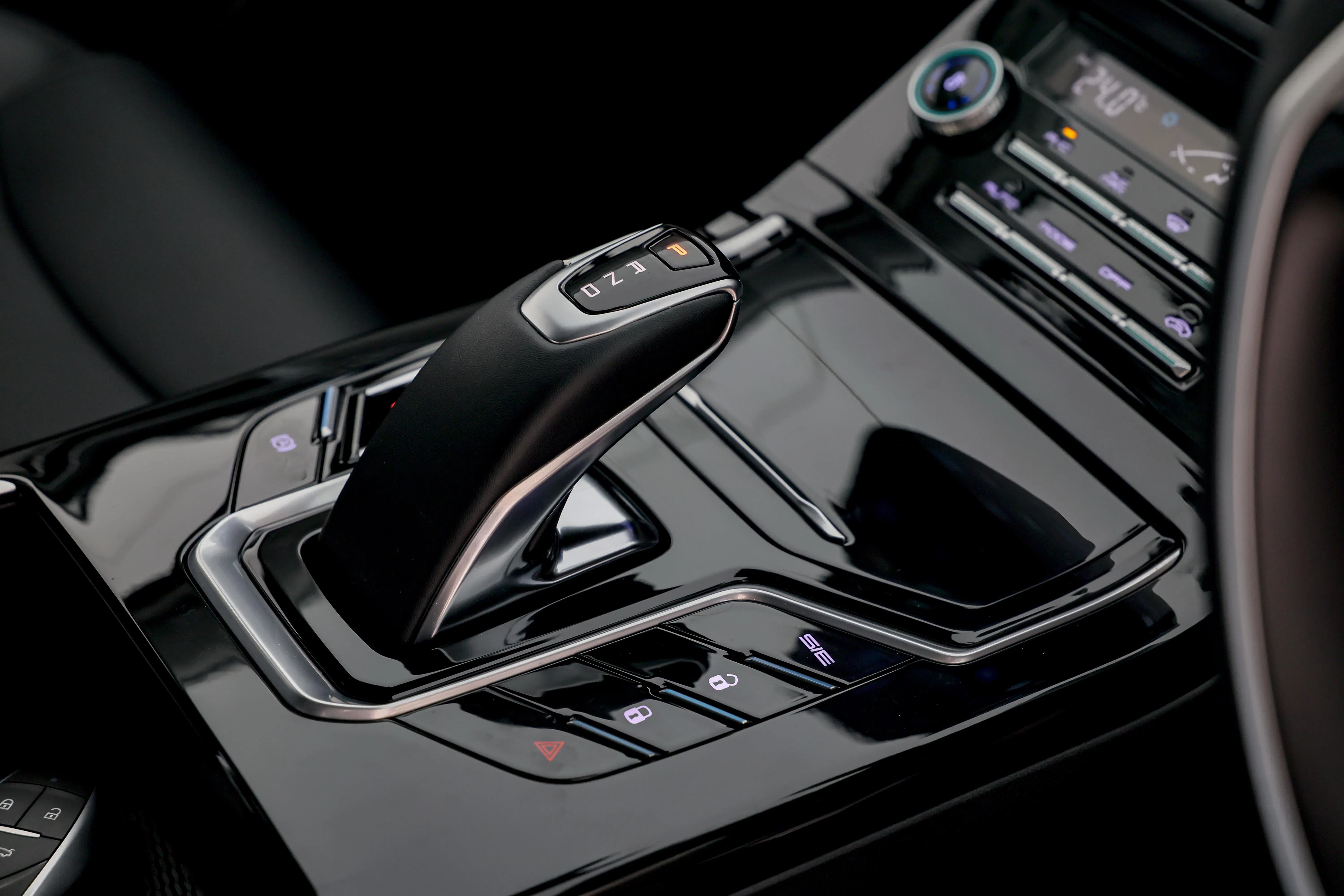 换挡杆须用力推动才能确保切入正确挡位。（龙国雄摄）