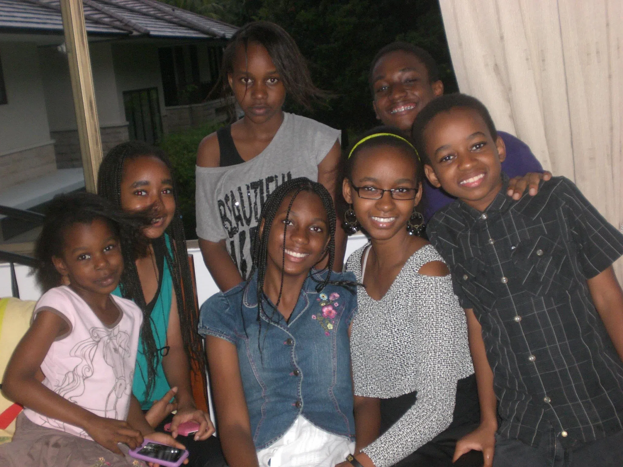 文帝（前排右二）三姐弟与在本地的东非社群，大家时不时会聚在一起。（受访者提供）