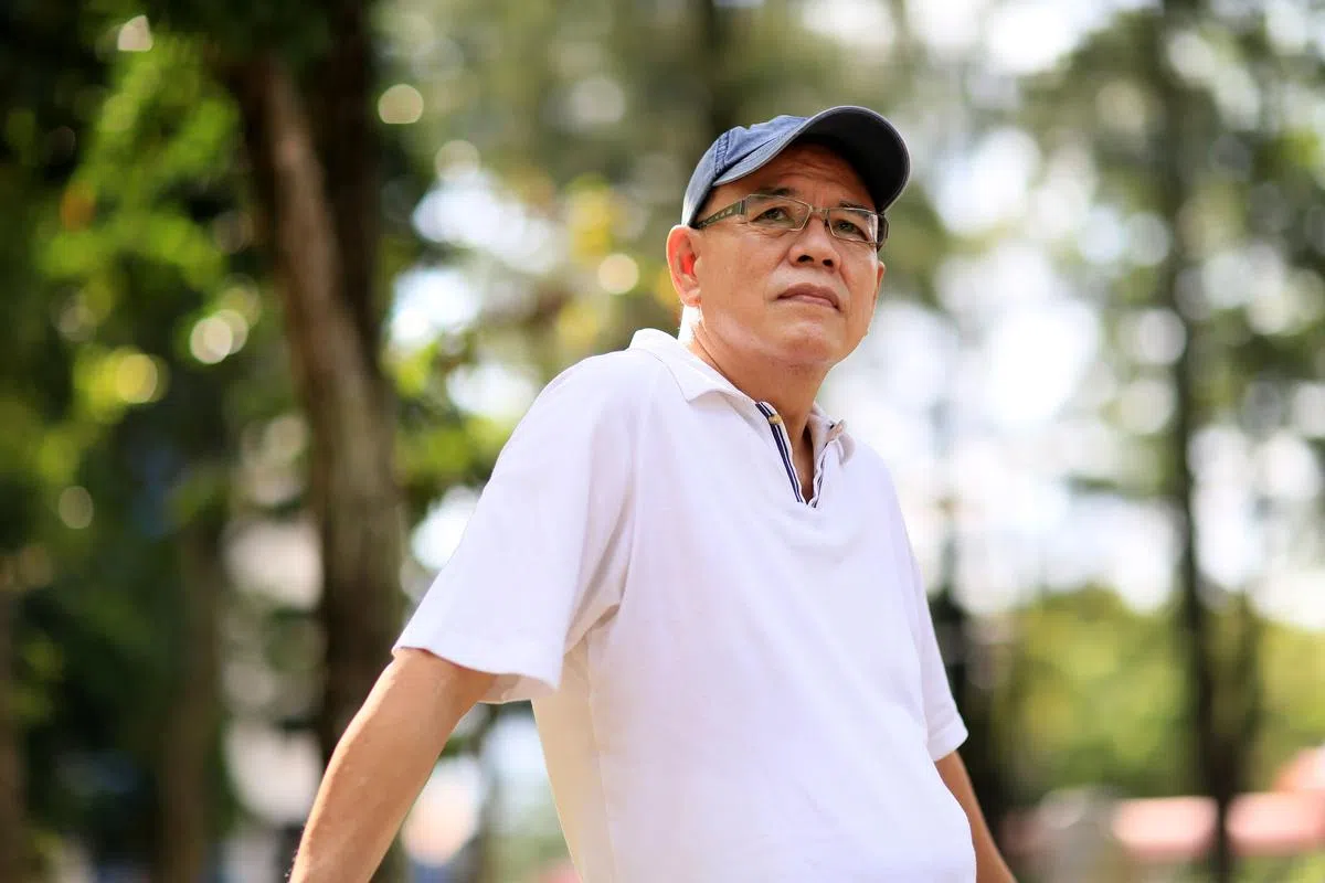 严丙量回首26年的演艺生涯，深感无怨无悔。（龙国雄摄）