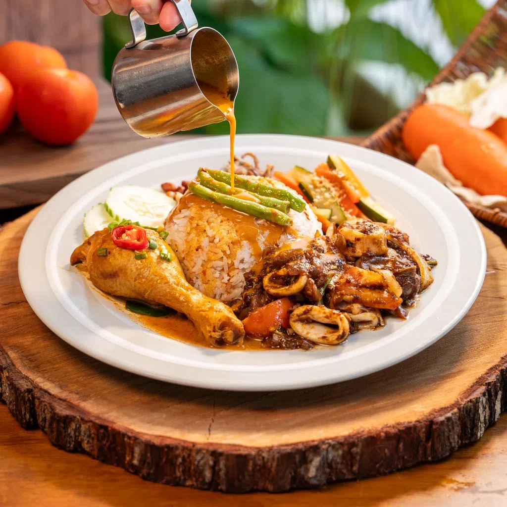 建议可先尝一两口“原味”椰浆饭，搭配辣椒再享用，接着就是浇上温热香浓的咖哩汁埋头干饭，把福气Banjir椰浆饭吃出三种层次的味道。（图/福气安康提供）