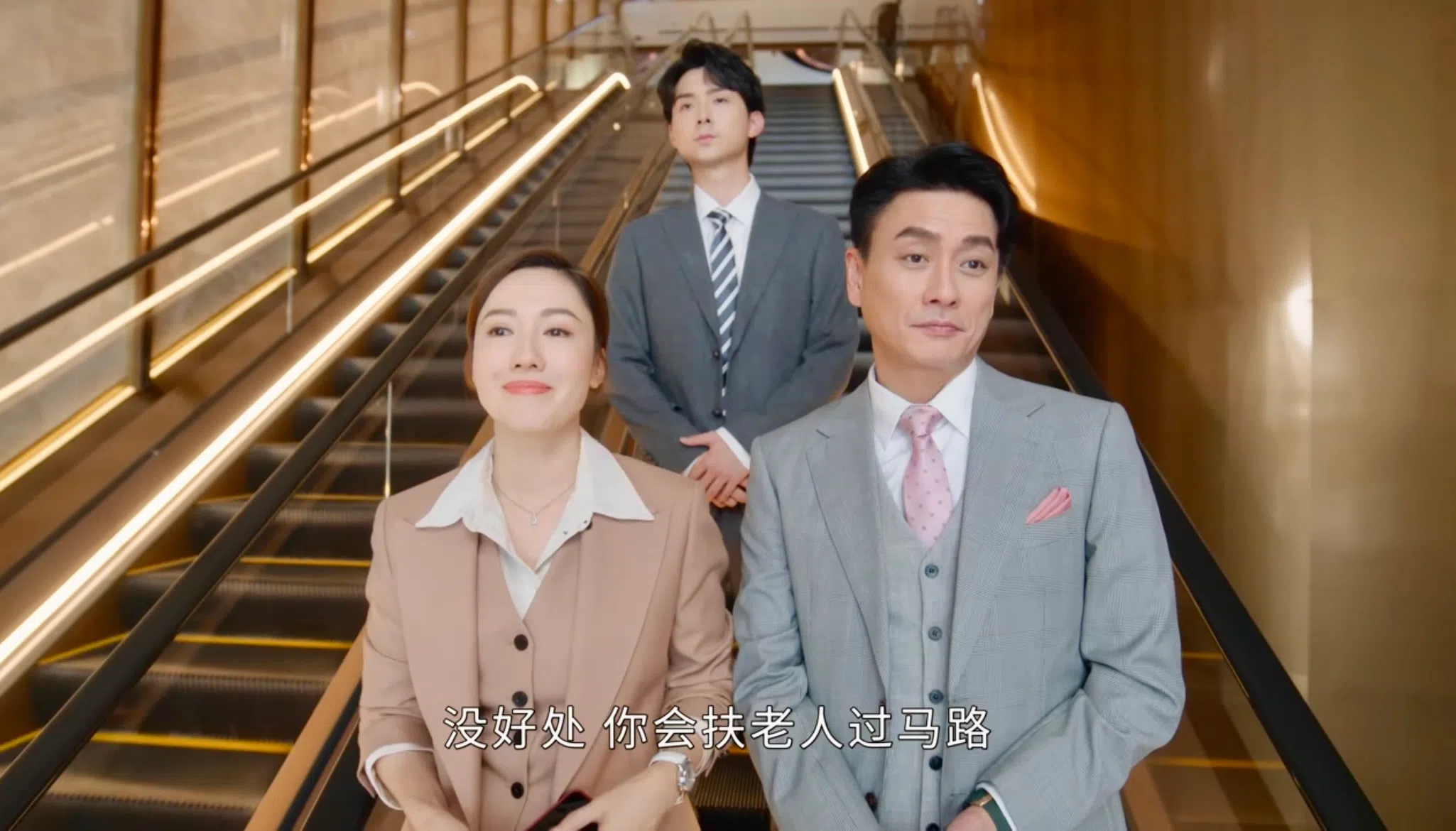 剧中李施嬅（左起）怼黄宗泽：“没好处，你会扶老人过马路？”（互联网）