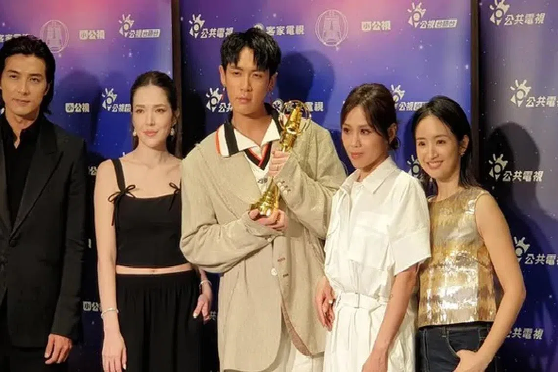 贺军翔（左起）、许玮宁、柯震东、蔡健雅和林依晨出席《不够善良的我们》庆功宴（互联网）