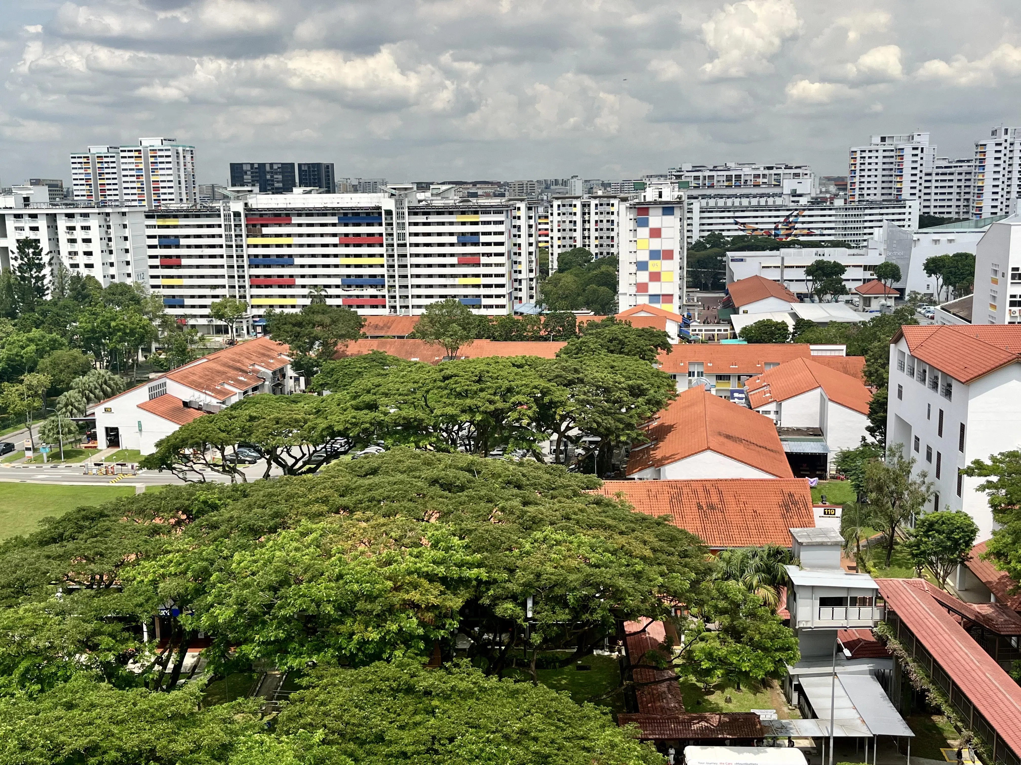 芽笼东中心和阿裕尼二道之间没有大商场，让人一次次成为回头客的是不胜枚举的小生意。（陈映蓁摄）