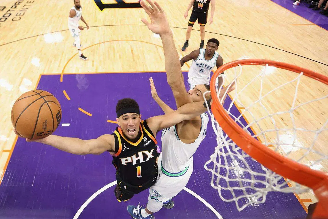 布克（1号）伤愈归队夺31分，协助太阳力克灰狼。（法新社）