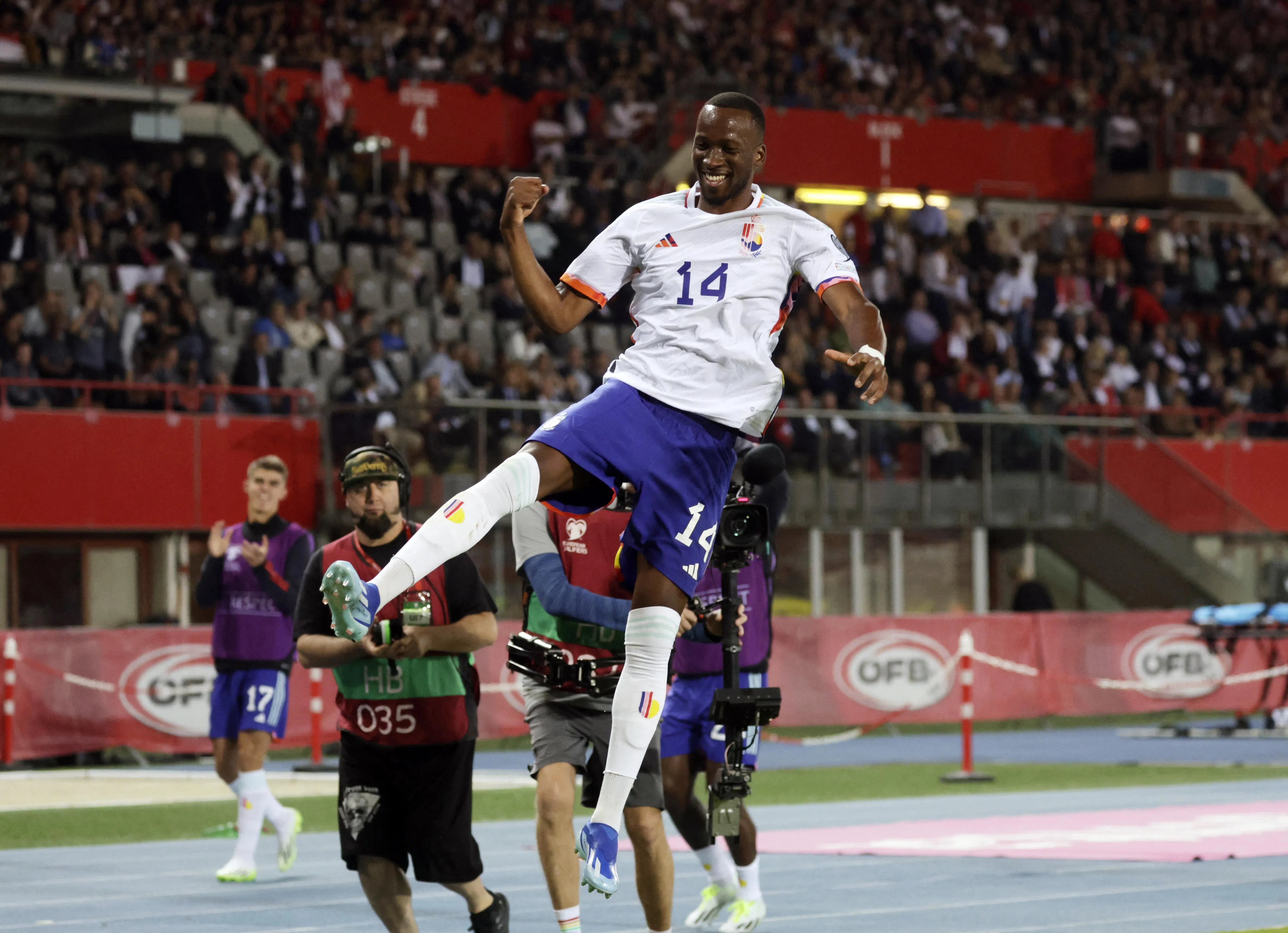 卢克巴吉奥在梅开二度后，兴奋得高高跃起。（路透社）