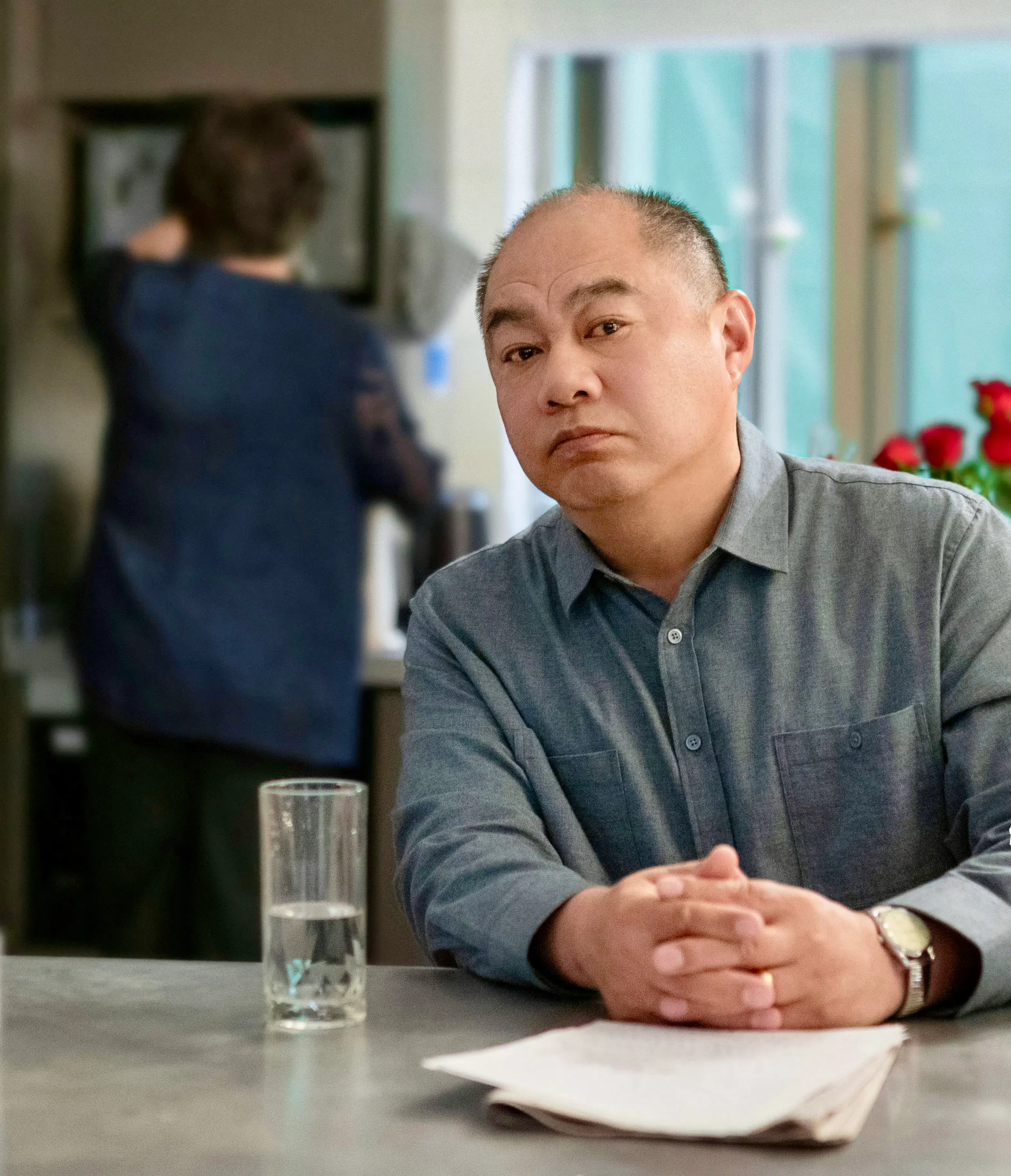 赵君饰演的朱大力得知儿子想卖房后即刻来到上海。（互联网）