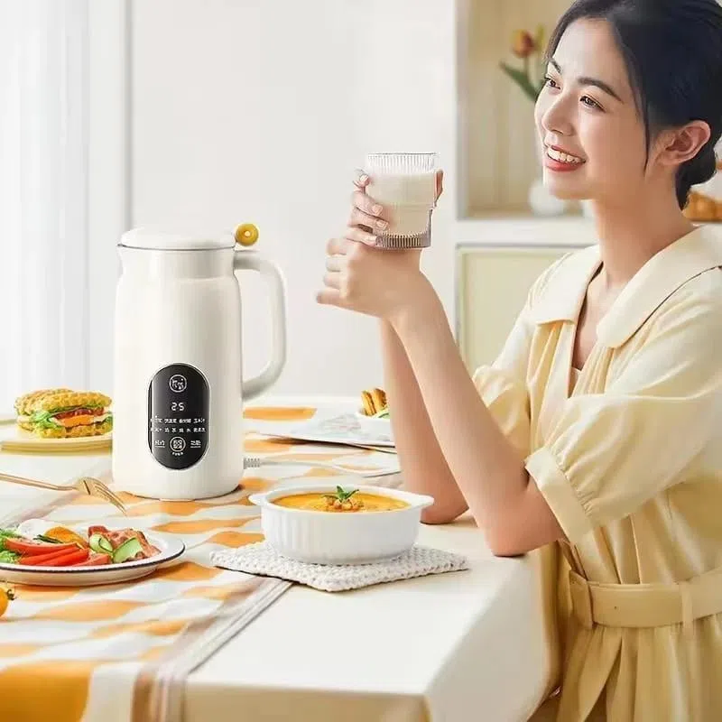 九阳豆浆机采用食品级304不锈钢，三维环绕加热技术，机体四周都有加热装置，受热均匀，有效避免糊底。（商家提供）