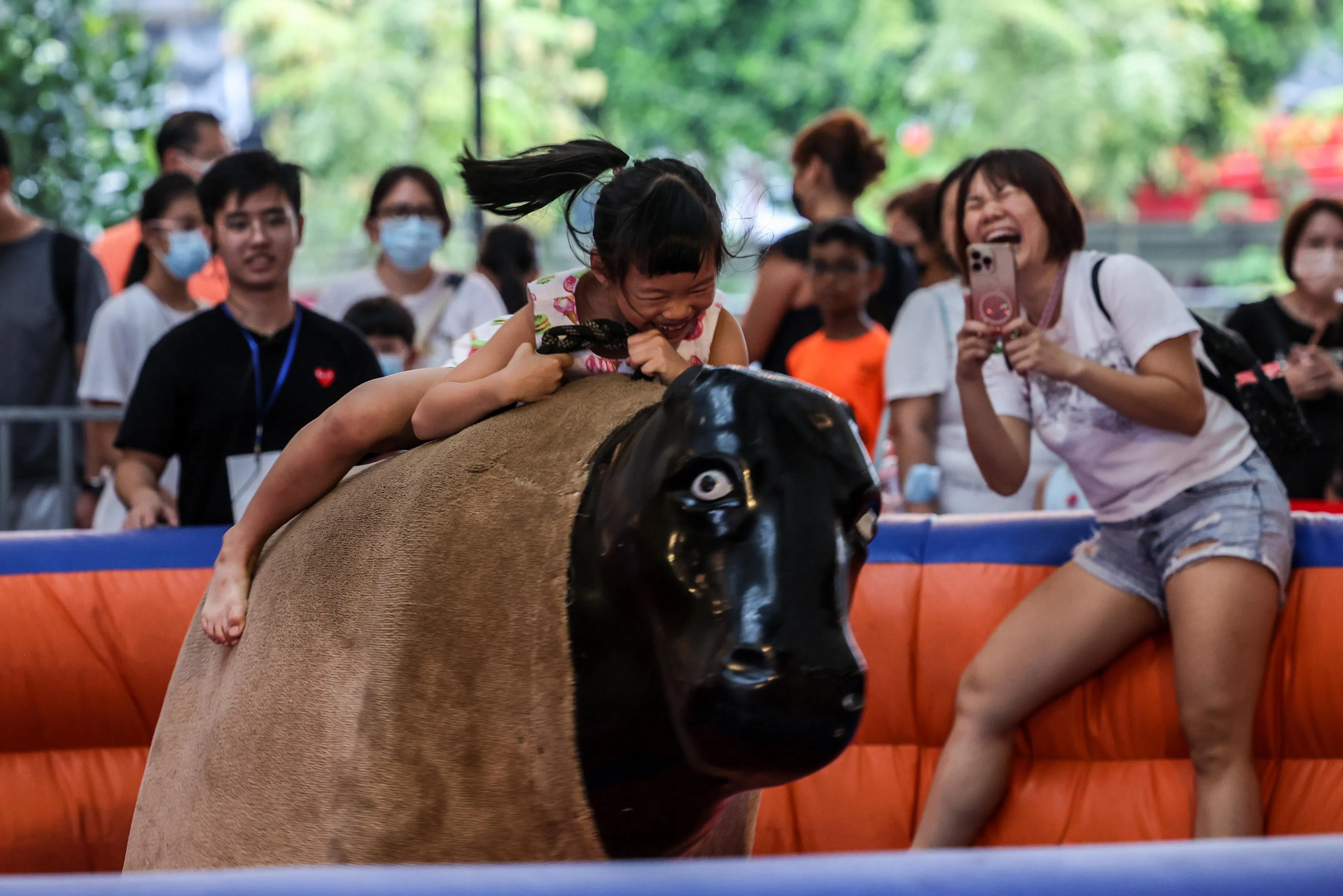 榜鹅综合社区中心One Punggol设置多种嘉年华游戏和游玩设施，让大人小孩同欢。（关俊威摄）