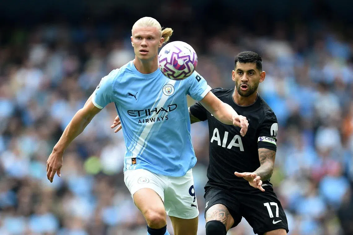 曼市中锋哈兰德（左）全场几次送出极具威胁的传球，都未能取得破门。（路透社）