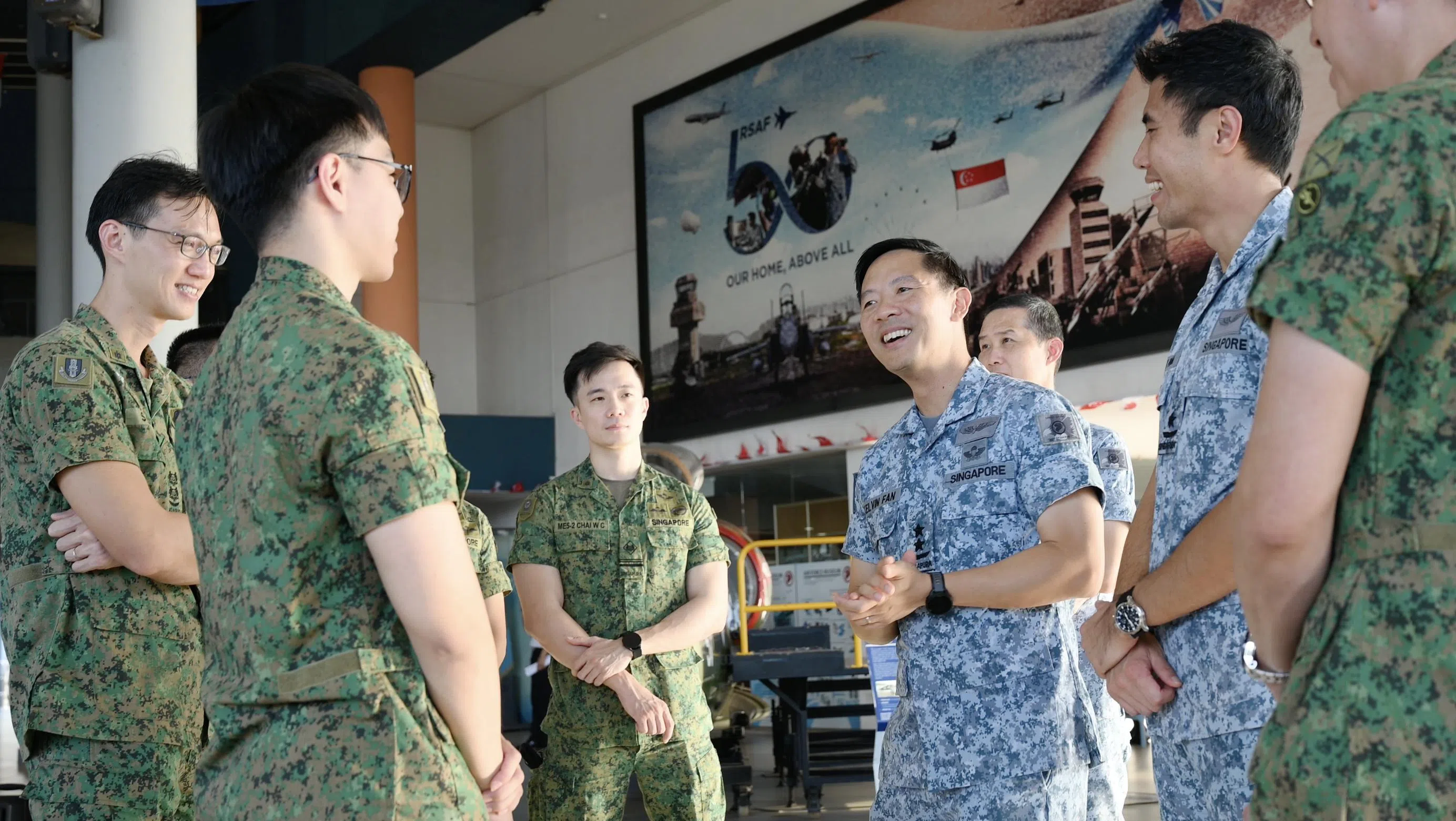 空军总长范瑞祥少将（右三）与支持空投任务的新加坡武装部队第三运输营人员交流。（国防部提供）