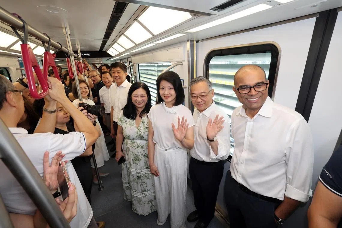 副总理兼贸工部长颜金勇（右二）星期二与同为榜鹅集选区议员的永续发展与环境部兼教育部高级政务部长普杰立医生（右起）、交通部兼国家发展部高级政务部长孙雪玲和杨涴淩，以及惹兰加由区议员黄志明、宏茂桥集选区议员赖添发和陆交局局长黄南等政府和企业代表，一起乘坐新列车。（邝启聪摄）