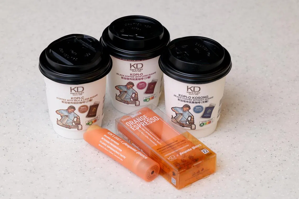 金队推出杯装咖啡袋，以及管装橙味浓缩咖啡液，消费者加水即可享用。（龙国雄摄）