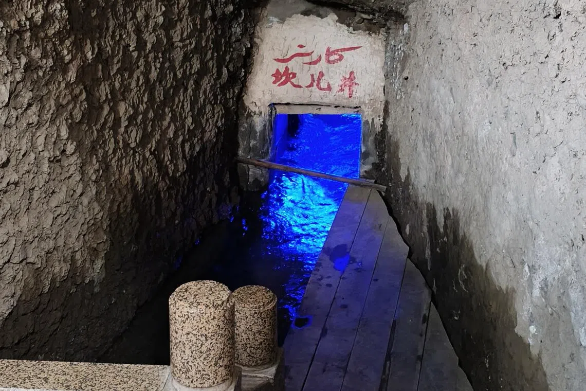坎儿井有“地下运河”之称，是古老的地下水利灌溉系统。（作者提供）
