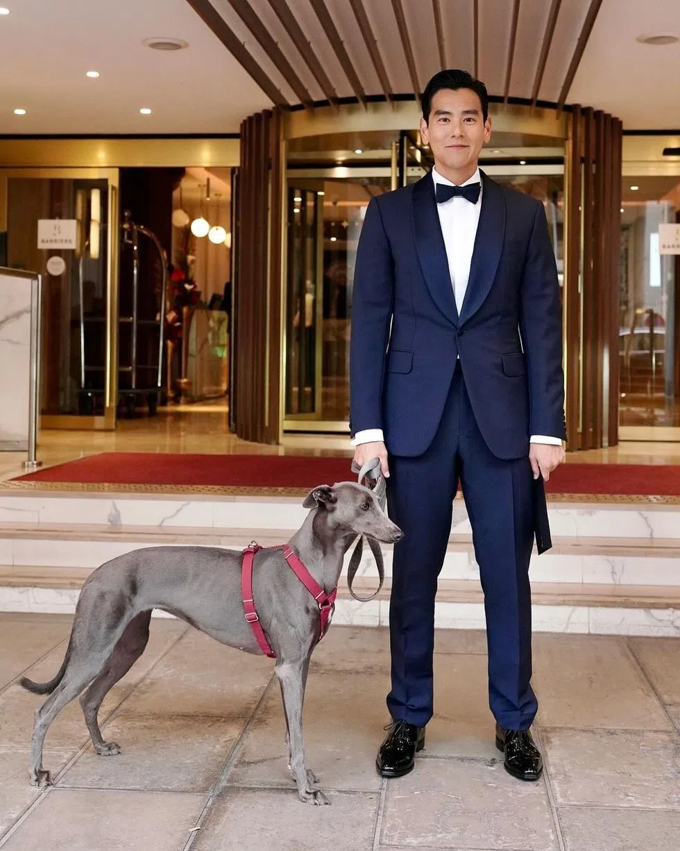 彭于晏牵着电影《狗阵》里的演员狗狗出席康城影展首映礼和活动，一人一狗非常吸睛。（取自彭于晏IG）