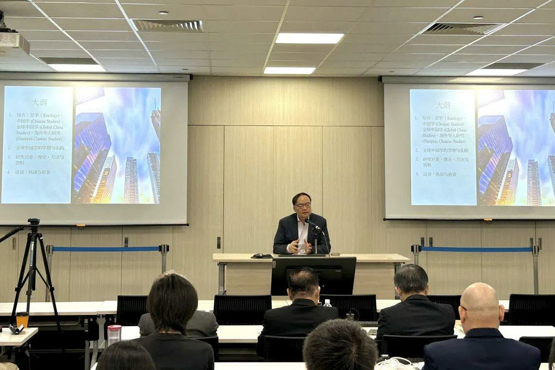 刘宏教授探讨了“全球中国学”理念对社会科学、人文科学与海外华人研究所带来的机遇与挑战。（国大中文系提供）