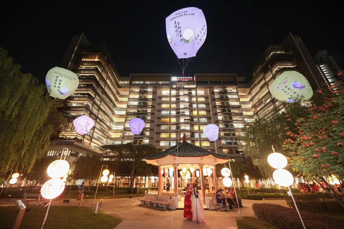 广惠肇留医院的中秋节庆祝活动以放飞孔明灯拉开序幕，孔明灯照亮了医院中央的花园，营造出一个美丽的景观。（李冠卫摄）