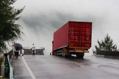 引桥垮塌时，一辆红色货车卡在断桥边缘，车头悬空。经初步核实，车上人员已被救出。（新华社）