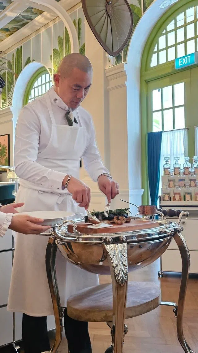 七味胡椒牛排上桌时，会在客席旁现切分食，重现维多利亚时代讲究桌边服务的用餐场景。银制餐车的历史可追溯到二战期间。（黄亿敏摄）
