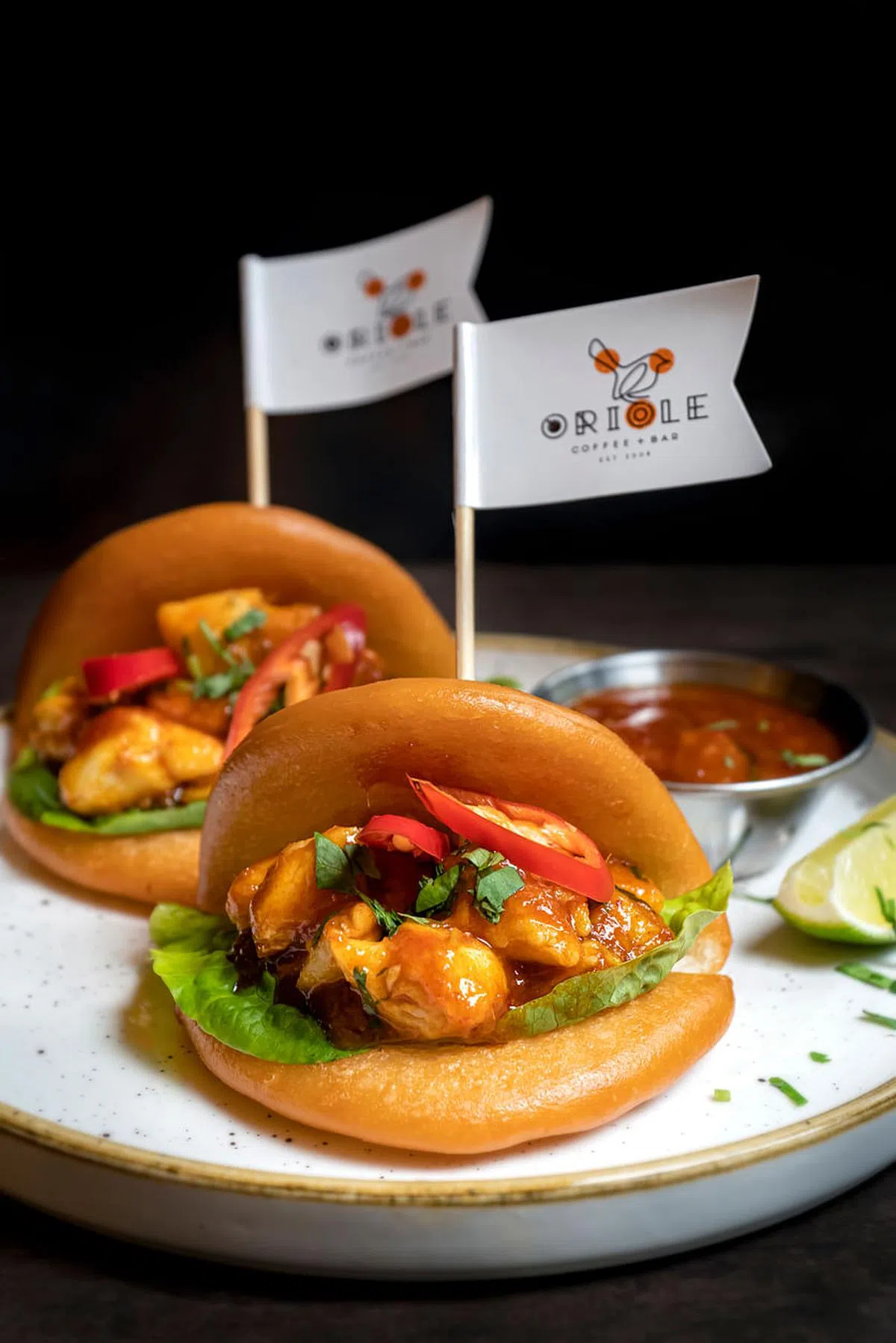 Oriole Coffee + Bar趁热上桌的炸馒头夹着蟹肉块和配料。（品牌提供）