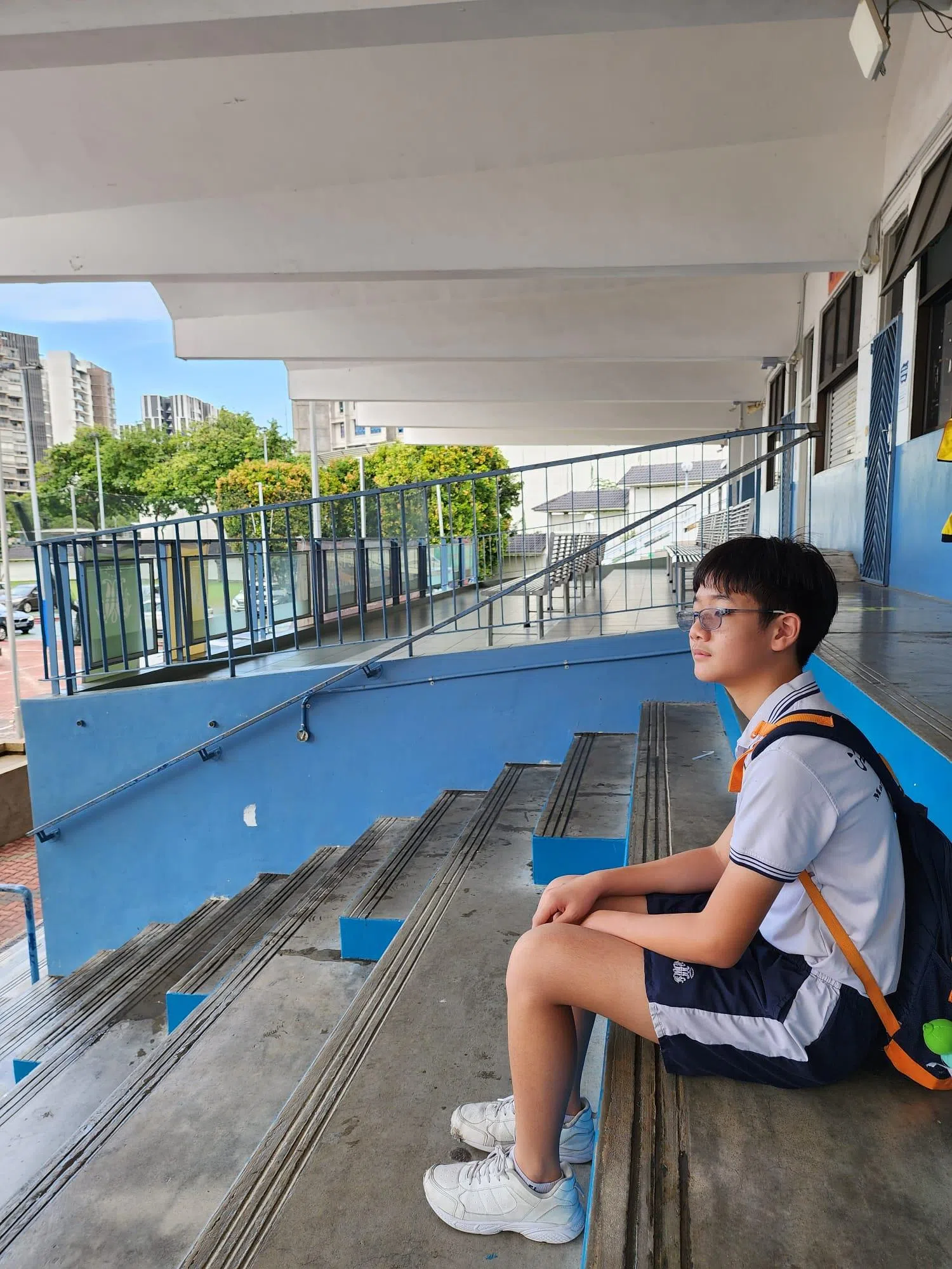 苏梽诚22日早上在社媒分享长子穿着校服的照片。（苏梽诚提供）