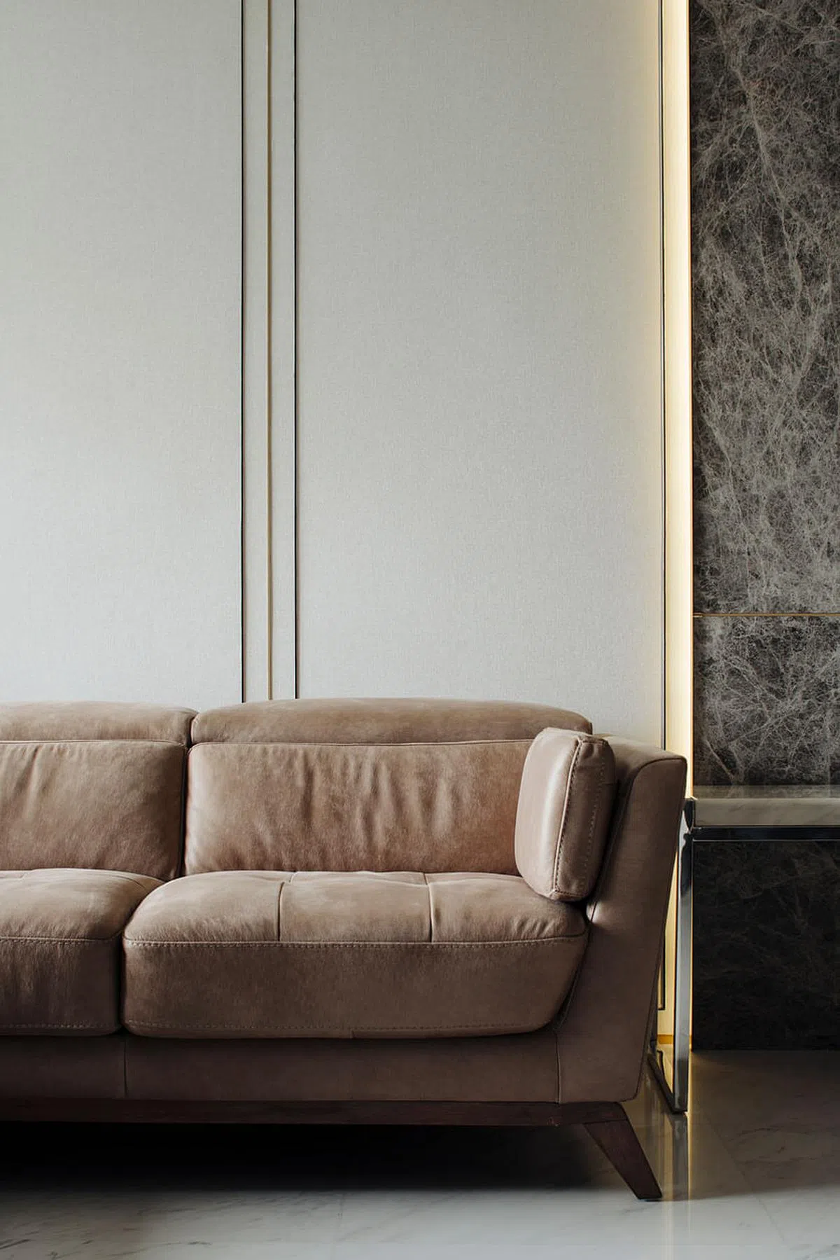 客厅墙壁嵌入黄铜边饰，这个小细节让整个空间变得华丽。